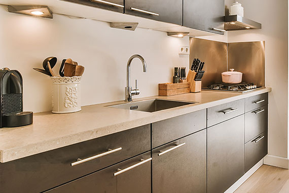 Тренды 2026: Как сделать шкаф в гостиной «невидимым»?